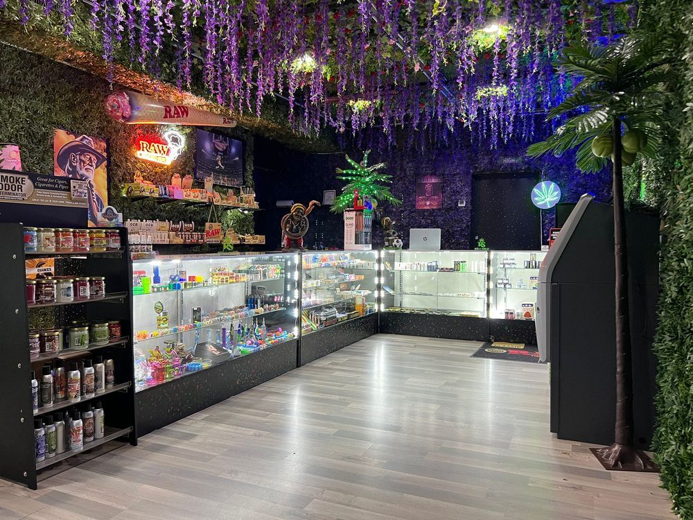 Royal Smoke interior aisle